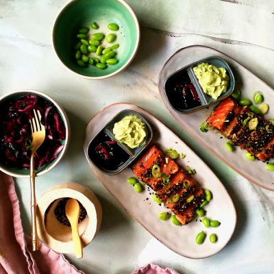 Zalmtataki met rodekoolpickle