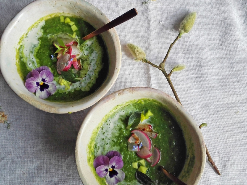 Groene lentesoep met radijsjes