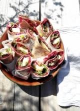 Wraps met aubergine, halloumi en bietenhummus