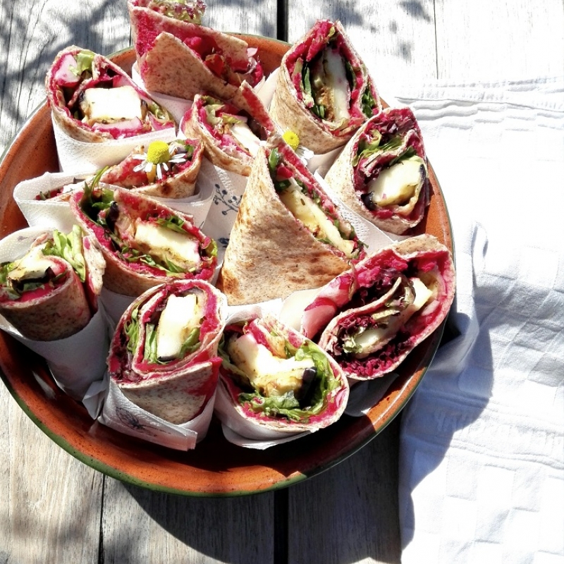 Wraps met aubergine, halloumi en bietenhummus