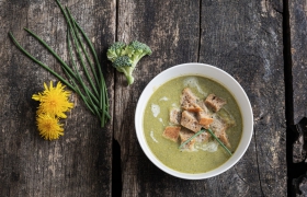 Vegan broccoli soep met paardenbloemen