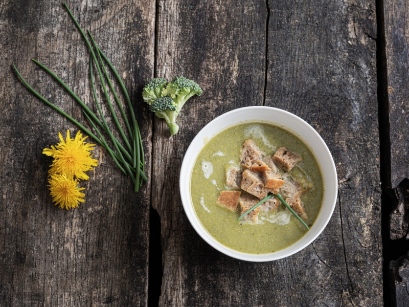 Vegan broccoli soep met paardenbloemen