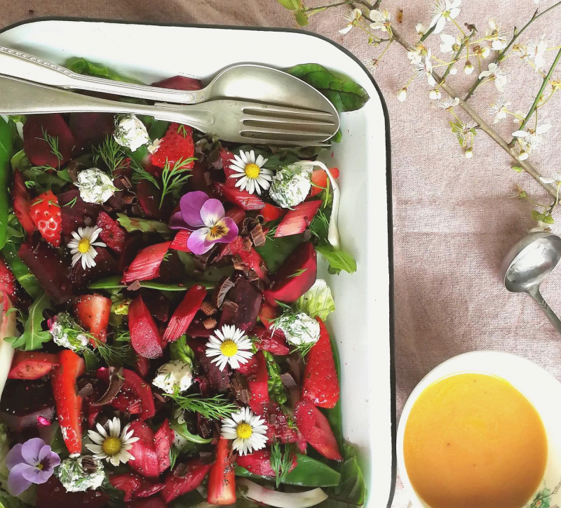 Salade met rabarber, chocola en hibiscusdressing