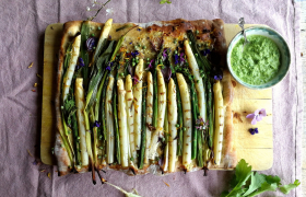 Pizza bianca met asperges, lente-ui en raapstelenpesto 