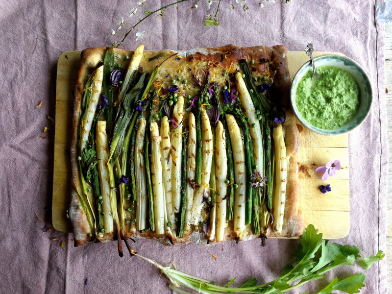 Pizza bianca met asperges, lente-ui en raapstelenpesto 