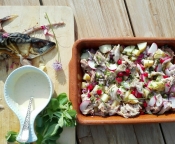 Aardappelsalade met makreel en rode bessen