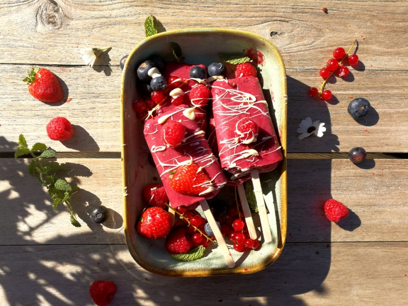 IJsjes met zomerfruit en witte-chocolade-drip