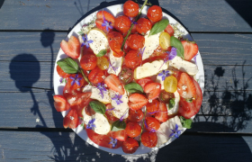Tomaat-aardbeisalade met (zelf)gerookte mozzarella