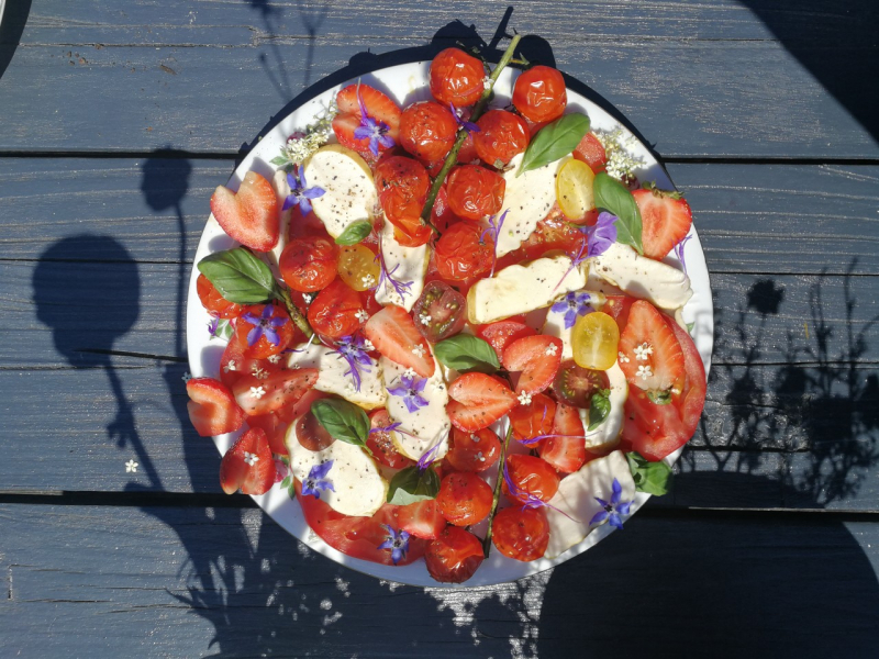 Tomaat-aardbeisalade met (zelf)gerookte mozzarella
