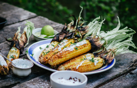 Maïskolven van de BBQ met olijvenkwark