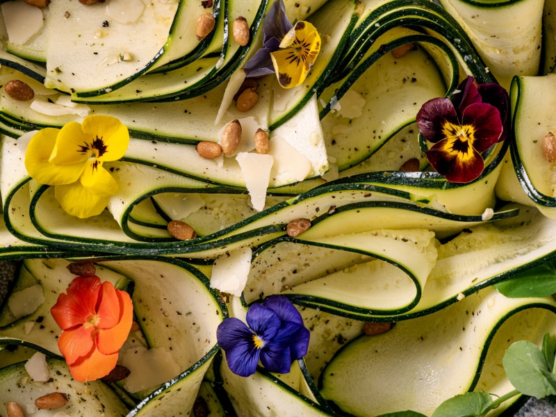 Verfrissende rauwe courgettesalade met pesto