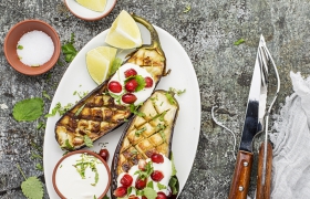 Gegrilde aubergine met granaatappel en muntyoghurt