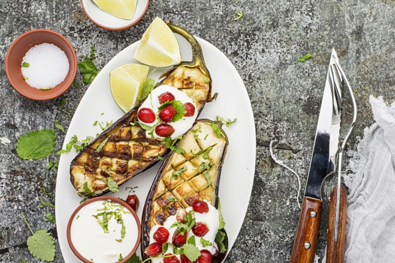 Gegrilde aubergine met granaatappel en muntyoghurt