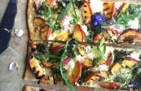 Flammkuchen met nectarine en mozzarella