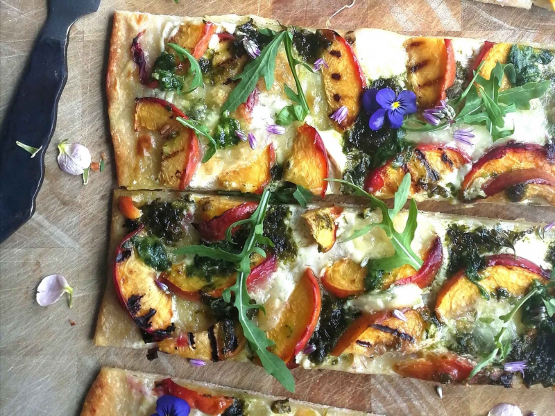 Flammkuchen met nectarine en mozzarella