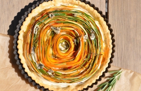 Groentetaartje met courgette, bospeen en blauwe kaas