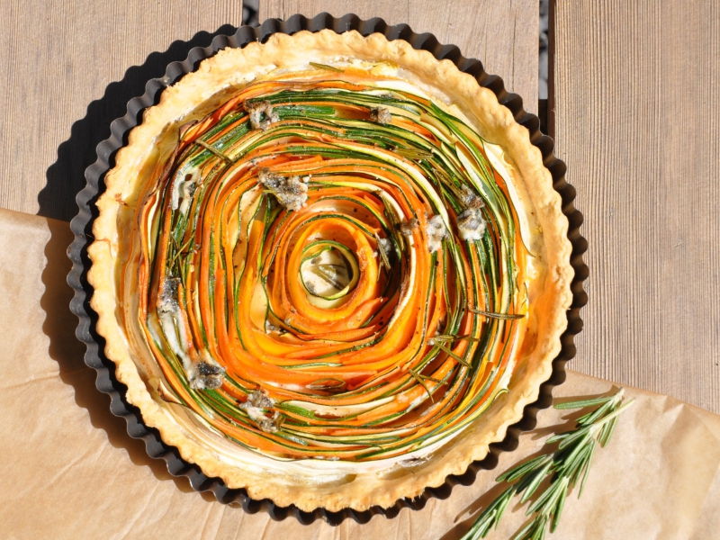 Groentetaartje met courgette, bospeen en blauwe kaas