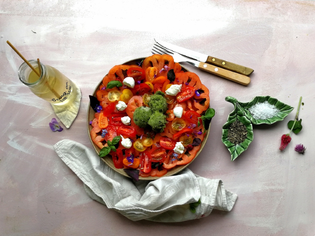 Tomatensalade met basilicumkomkommerijs