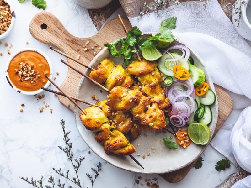 Kipspiesjes met chili-pindasaus