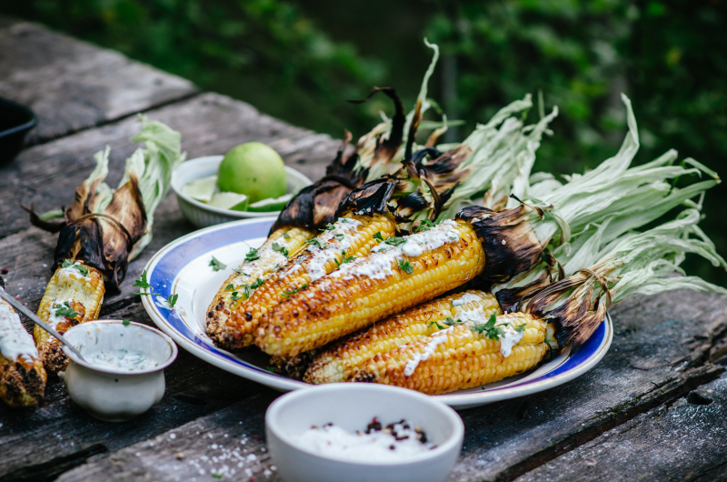 Maïskolven van de BBQ met olijvenkwark