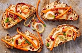 Toast met hummus, harissa wortels & granaatappel