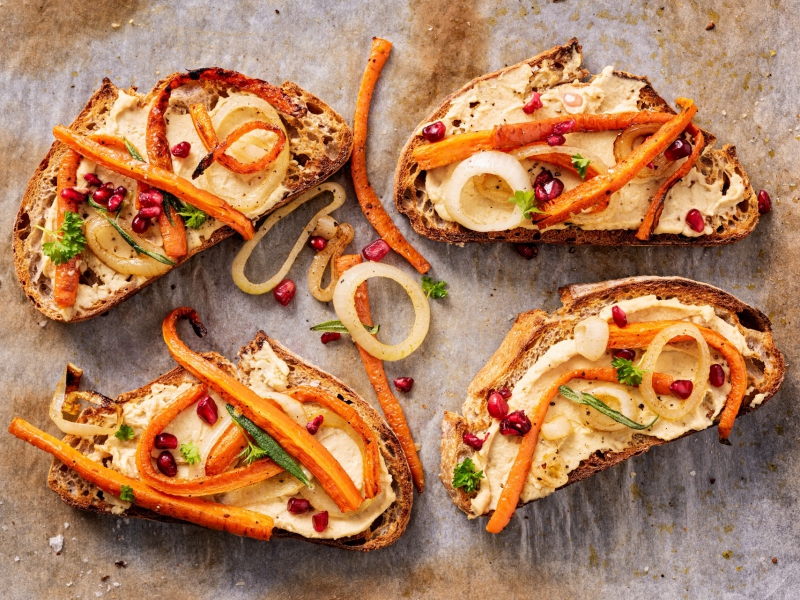 Toast met hummus, harissa wortels & granaatappel