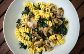 Pasta met palmkool, champignons en linzen