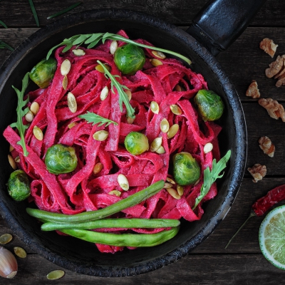Vegan spruitjespesto met bietentagliatelle