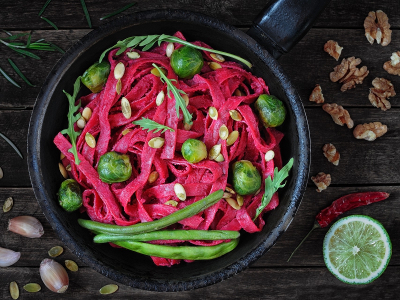 Vegan spruitjespesto met bietentagliatelle