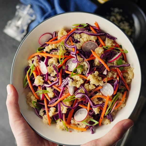 Salade bowl met quinoa, kool, bospeen en radijs
