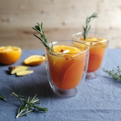 Kombucha-citrusdrank met groene kruiden