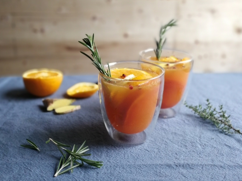 Kombucha-citrusdrank met groene kruiden