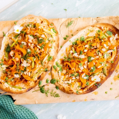Flammkuchen met wortel en amandelen