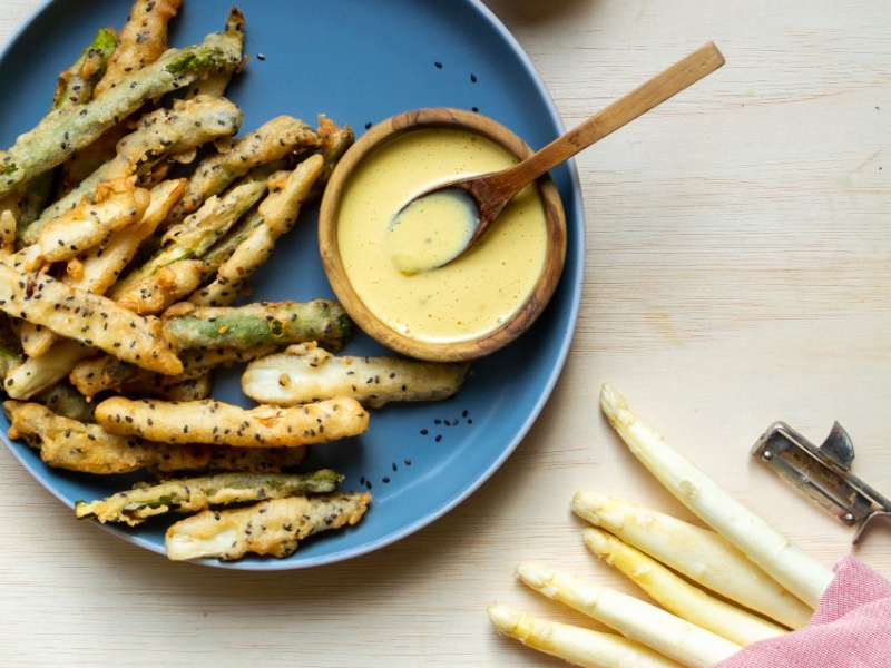 Aspergetempura met misomayonaise