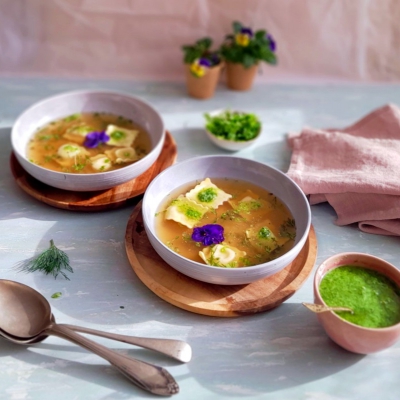 Lentekruidenbouillon met ravioli