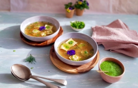 Lentekruidenbouillon met ravioli