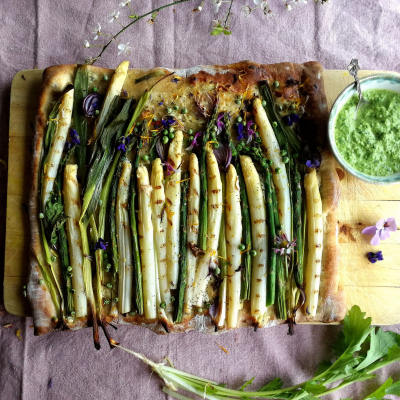 Pizza bianca met asperges, lente-ui en raapstelenpesto