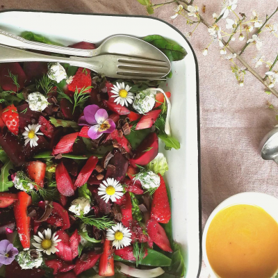 Salade met rabarber, chocola en hibiscusdressing 