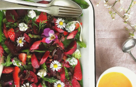 Salade met rabarber, chocola en hibiscusdressing 