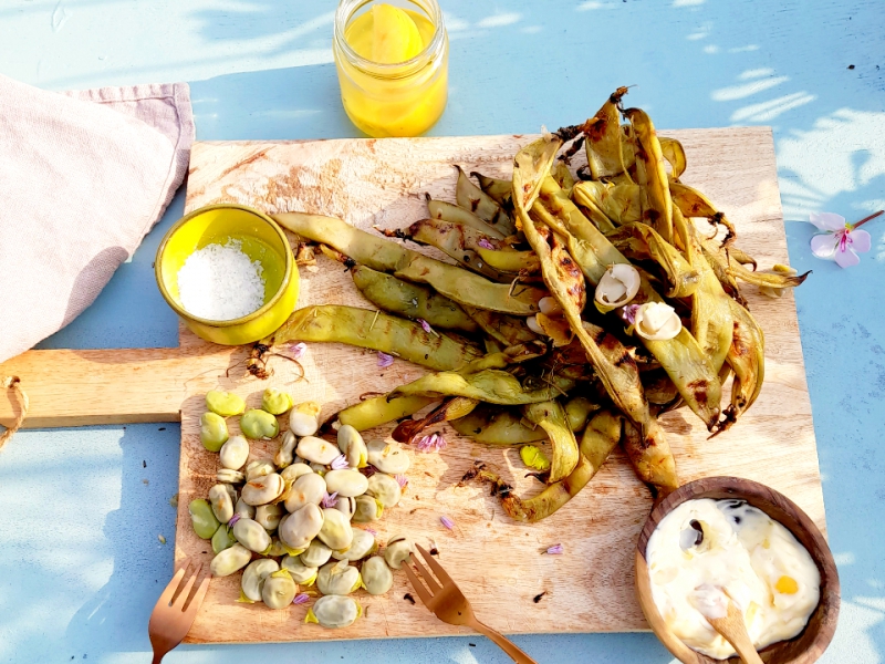 Tuinbonen van de barbecue met ingelegde-citroendip