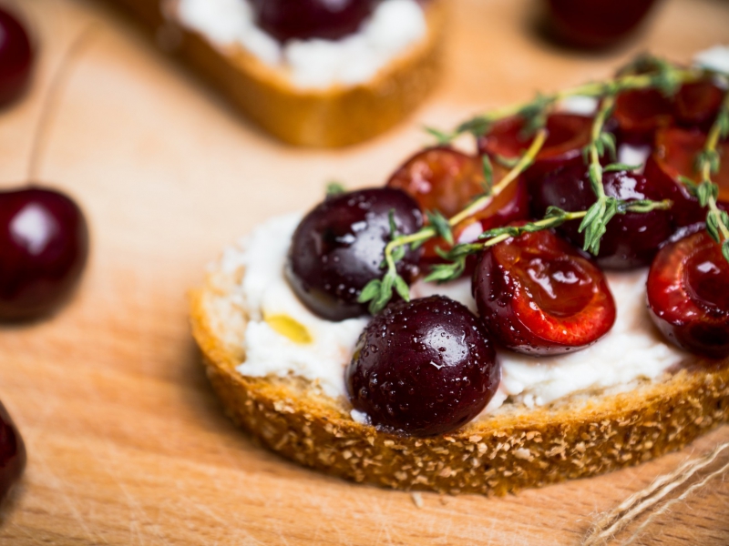 Kersen & ricotta op toast