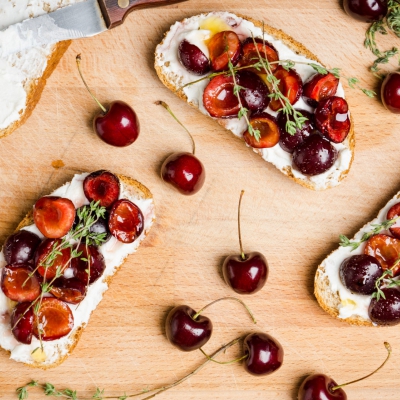 Kersen & ricotta op toast
