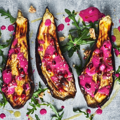 Gegrilde aubergine met bietenaioli
