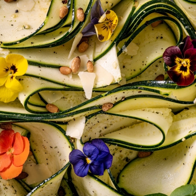 Rauwe courgettesalade met pesto 