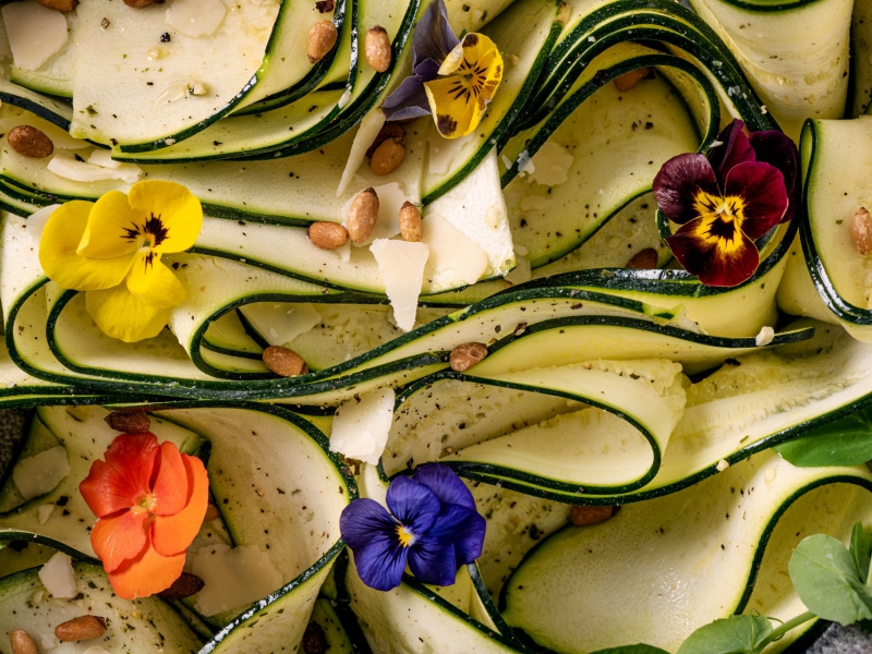 Rauwe courgettesalade met pesto 