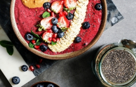Fruitbowl met aardbeien & blauwe bessen
