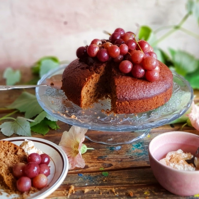 Gembercake met geroosterde druiven en kaneelroom