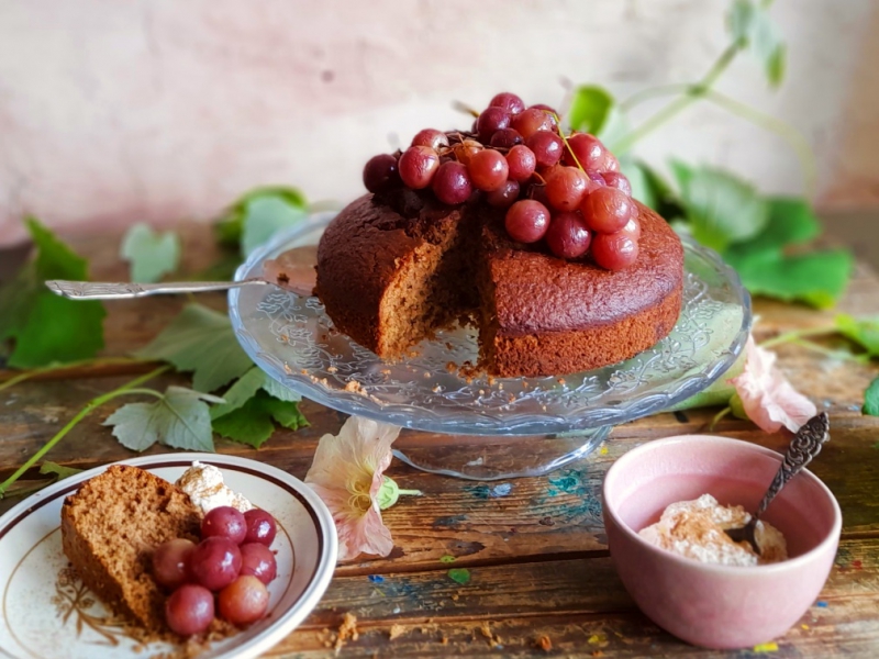 Gembercake met geroosterde druiven en kaneelroom