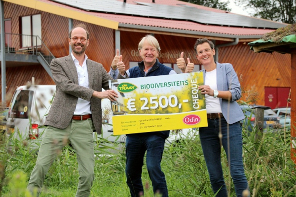 De Traay schenkt Odin imkerij € 2500 voor vervolgonderzoek biodiversiteit boerderijen