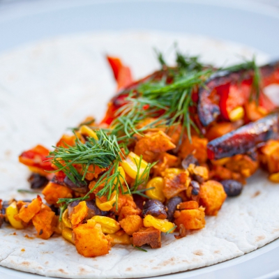 Wraps met geroosterde zoete bataat, zwarte bonen en mais